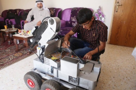 بالصور والفيديو: فلسطيني يخترع روبوتاً لتفكيك المتفجرات