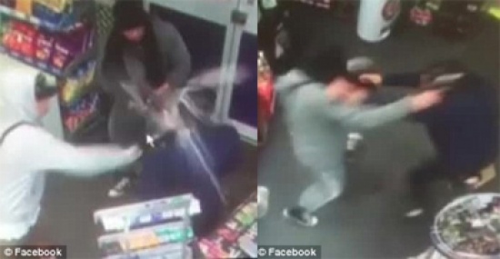 شاهد.. مراهقون يحطمون 3 زجاجات على رأس عامل