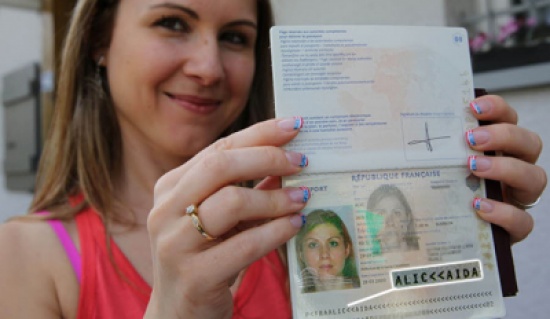 منع فرنسية من دخول أمريكا لأن اسمها يلفظ "القاعدة"