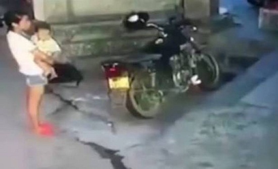 بالفيديو.. رد فعل صادم لسيدة رفضت إنقاذ طفل صغير! بالفيديو.. رد فعل صادم لسيدة رفضت إنقاذ طفل صغير!