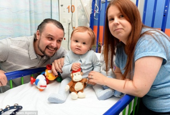 صور: طفل يصاب بفشل كلوي حاد لتناوله منظف فرن كيميائي