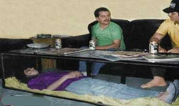 حصل على أذن بدفن زوجته داخل لوح زجاج في منزله 