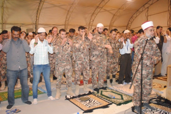 قوة الواجب 300 افغانستان تشارك جموع المصلين صلاة العيد