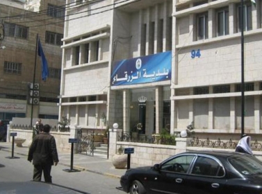 بلدية الزرقاء تزيل البسطات نهاية رمضان المبارك