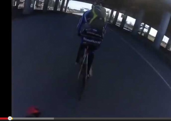 راكب دراجة ينجو بأعجوبة من الموت