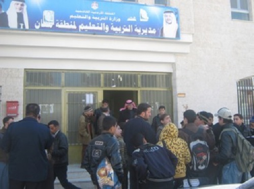 موظف يحاول إحراق نفسه داخل تربية معان