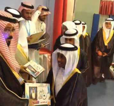 فيديو: معلم يخلع عقاله ويضعه على رأس أحد طلابه فيديو: معلم يخلع عقاله ويضعه على رأس أحد طلابه