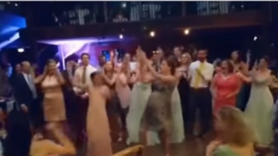 بالفيديو.. امرأة حامل تشعل حفل زفاف برشاقتها في الرقص