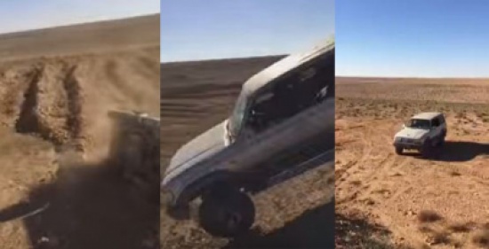 يقفز بسيارته من أعلى منحدر رملي ليحطمها