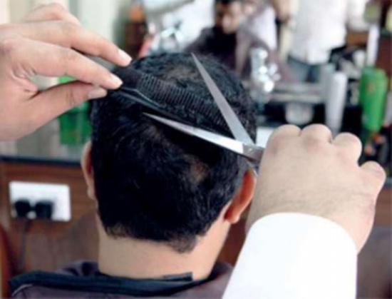 احذر.. حركة خطيرة يمارسها الحلّاق قد تصيبك بالشلل أو توقف التنفس