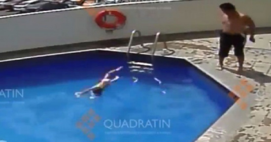 شاهد..  مكسيكي يغرق ابنة زوجته في مسبح فندق
