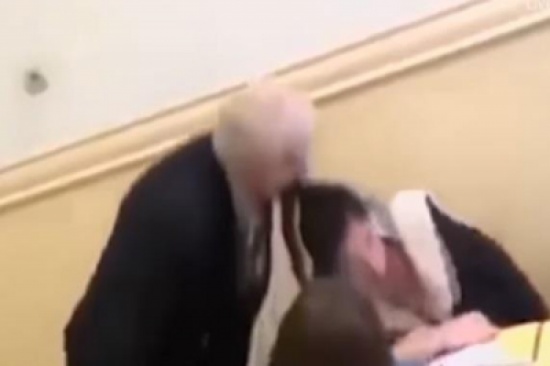 فيديو: معلم يوقظ طالبة نامت أثناء الدرس بطريقة غريبة