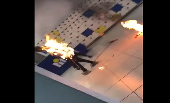 بالفيديو:التهمته النيران بسبب شاحنه المحمول!