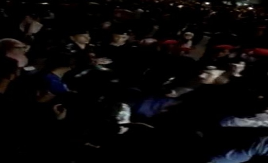 بالصور :  معتصمون يحاولون اقتحام مبنى الرئاسة واشتباكات مع قوات الدرك