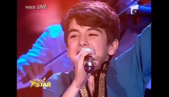 عمر ارناؤوط .. موهبة عربية يغني في رومانيا