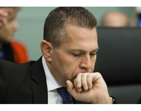 وزير إسرائيلي يهدد بمقاضاة ” تويتر” إذا لم توقف حسابات حماس وحزب الله