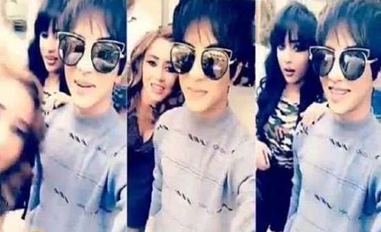 بالفيديو: شاب وسيم يحيط به 4 سيدات يتسابقن للحصول على لقطات معه .. شاهد كيف فاجأهن برغبته؟ بالفيديو: شاب وسيم يحيط به 4 سيدات يتسابقن للحصول على لقطات معه .. شاهد كيف فاجأهن برغبته؟