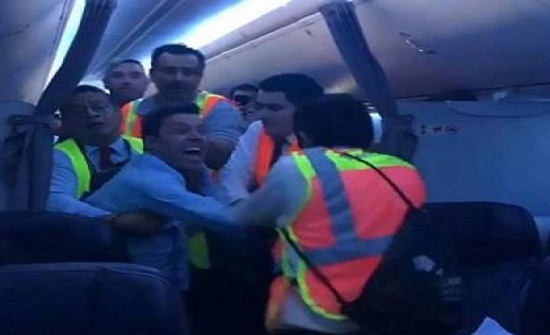 مخمور أنزل طائرة اضطراريا - فيديو