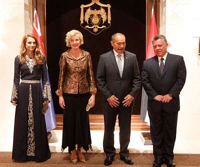 الملك والملكة يقيمان مأدبة عشاء تكريما لحاكم عام نيوزلندا وعقيلته