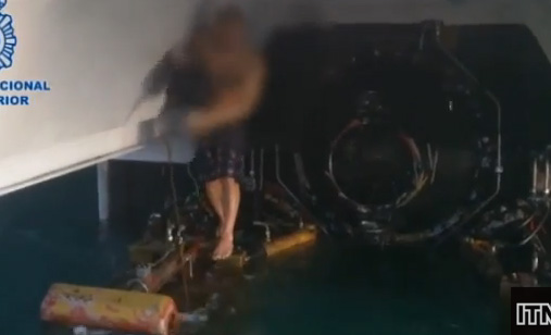 شاب يتسلل إلى أسبانيا مختبئاً في مراوح العبارة