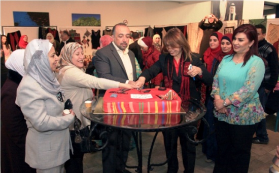 افتتاح مشغل مركز البرامج النسائية للتراث الفلسطيني افتتاح مشغل مركز البرامج النسائية للتراث الفلسطيني