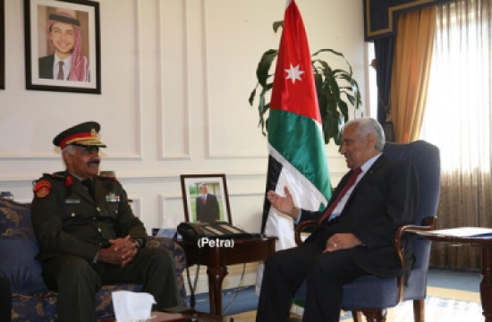 رئيس الوزراء يستقبل رئيس الأركان العامة الكويتي رئيس الوزراء يستقبل رئيس الأركان العامة الكويتي