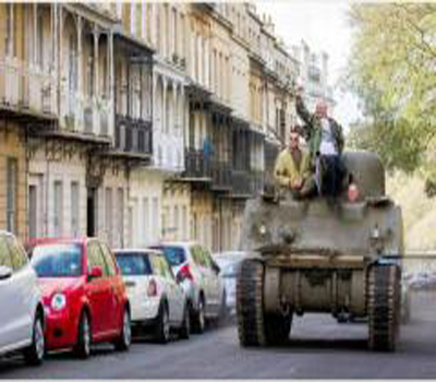 رجل يستخدم دبابة للتظاهر !!