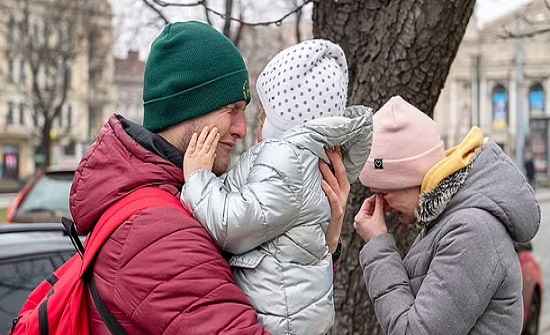 اوكرانى يودع زوجته وبناته لينضم للجيش ..."مدير مبيعات تحول لمقاتل" اوكرانى يودع زوجته وبناته لينضم للجيش ..."مدير مبيعات تحول لمقاتل"