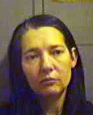 بريطانية تُجبر ابنتها على ممارسة الجنس مع 1800 رجل