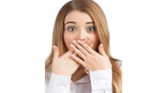 معلم يعاقب تلميذة ثرثارة بغلق فمهما بشريط لاصق ! معلم يعاقب تلميذة ثرثارة بغلق فمهما بشريط لاصق !