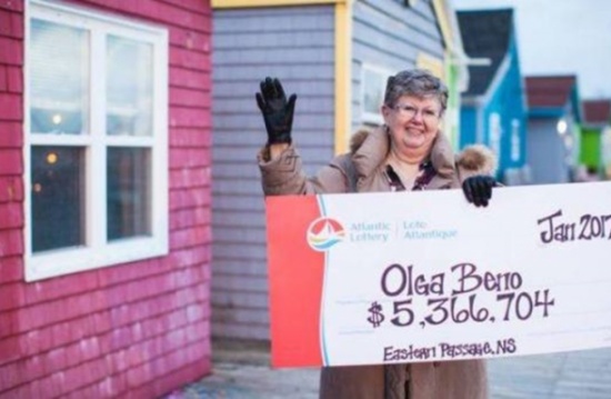 اشترت ذات الرقم باليانصيب 28 عاما وفازت أخيرا.. لهذا أصرت