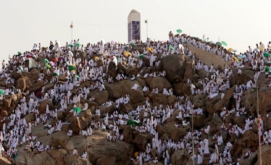 الحجاج يقفون بعرفات قبل النفرة إلى مزدلفة الحجاج يقفون بعرفات قبل النفرة إلى مزدلفة
