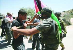 مواجهات عنيفة بين الفلسطينيين والاحتلال في العيسوية وسط القدس  