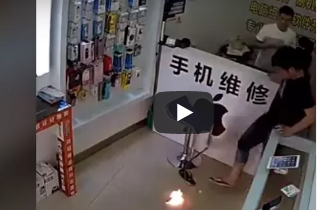 بالفيديو.. هاتف محمول رخيص يتحول إلى كرة نارية في يد رجل