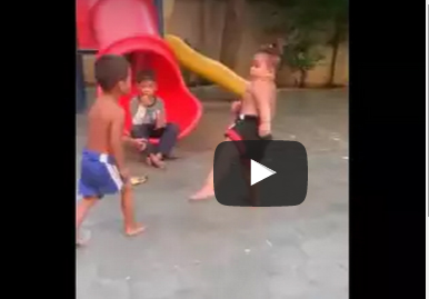 بالفيديو.. طفلان يتصارعان على الطريقة التايلاندية