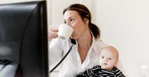 كيف بمقدور الأم العاملة التوفيق بين عملها وواجباتها التربوية