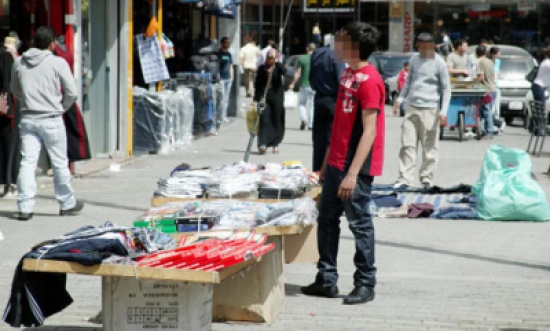 انتشار البسطات العشوائية يضر بالقطاع التجاري في مؤتة