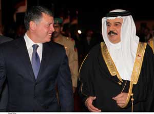الملك يجري مباحثات مع ملك البحرين 