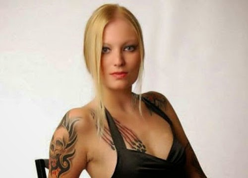 ألمانية تعتزل الدعارة وتتفرغ لكراهية المسلمين !