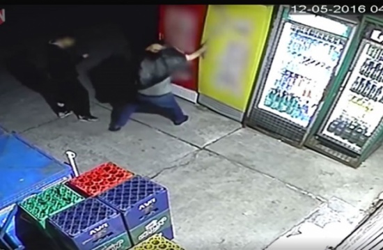 لص حاول سرقة ثلاجة فلم يتوقع ما حصل له (شاهد)