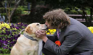 أسترالي يتزوج كلبته ..بالصور