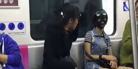 فيديو: لقطات غريبة لفتاة تضع قناع أسود على وجهها أثناء السفر