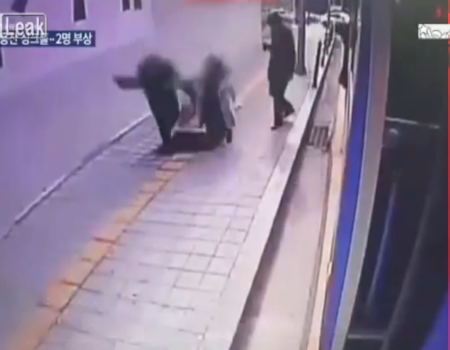 بالفيديو.. حفرة تبتلع رجلا وامرأة بكوريا الجنوبية بالفيديو.. حفرة تبتلع رجلا وامرأة بكوريا الجنوبية