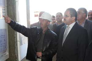 وزير الأشغال يطمئن على تنفيذ مشاريع الأبنية الحكومية حسب المواصفات  