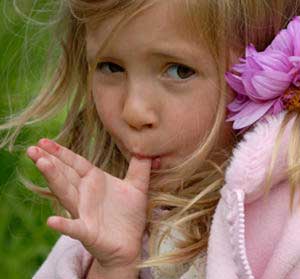 كيف تساعدي طفلك على التخلص من عادة مص الاصبع؟