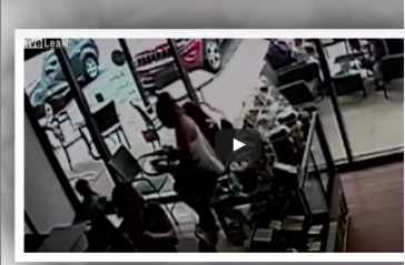 لحظة سقوط نادلة في مقهى بطريقة غريبة