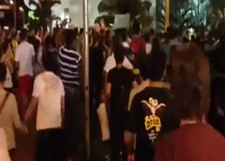 سائق يدهس المتظاهرين في البرازيل