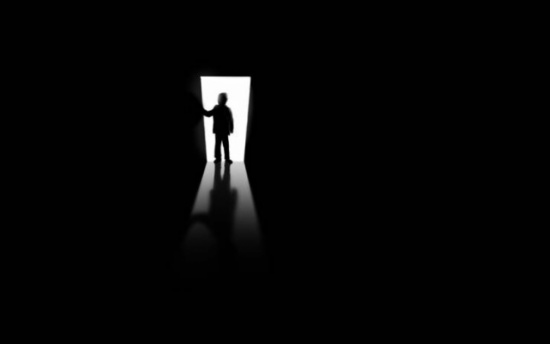 لماذا نرى المكان بعد فترة من الوقت عند اطفاء النور ؟!