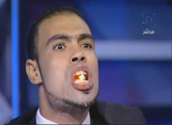 بالفيديو: مصريان يأكلان الجمر على الهواء
