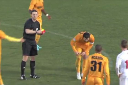 شاهد. لاعب مطرود يتحول لثور هائج والملعب بأكمله يفشل في إيقافه